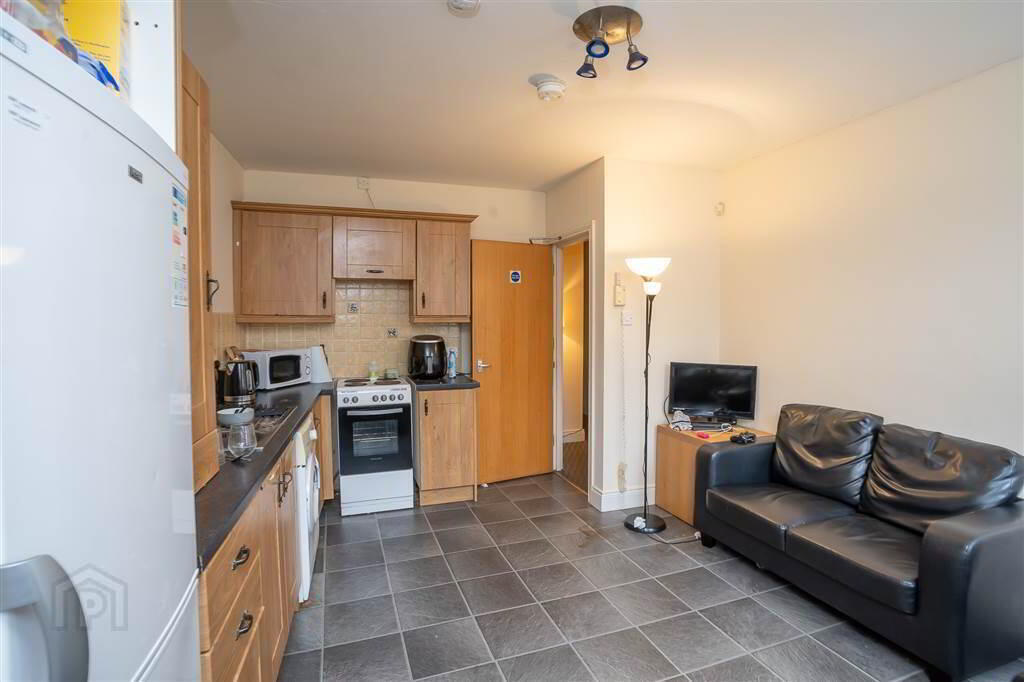 3 Bedroom Apartment, 46b Agincourt Avenue 2 of 10