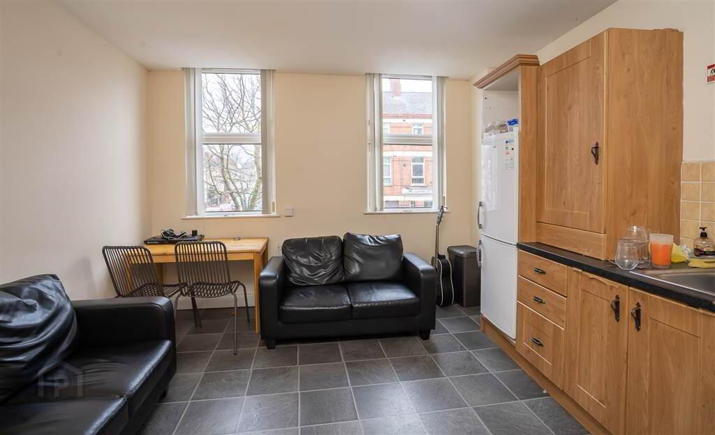 3 Bedroom Apartment, 46b Agincourt Avenue 3 of 10