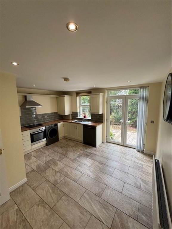 11 Barnfield Manor 3 of 7