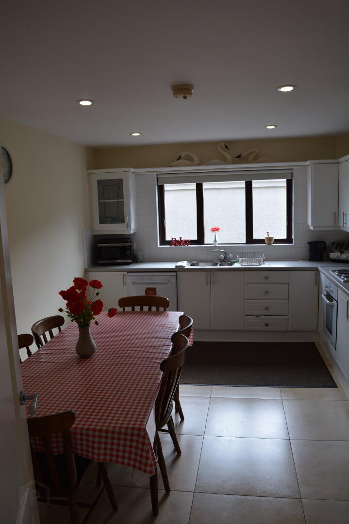 STUDENT LET, 2 Coachmans Court 3 of 16