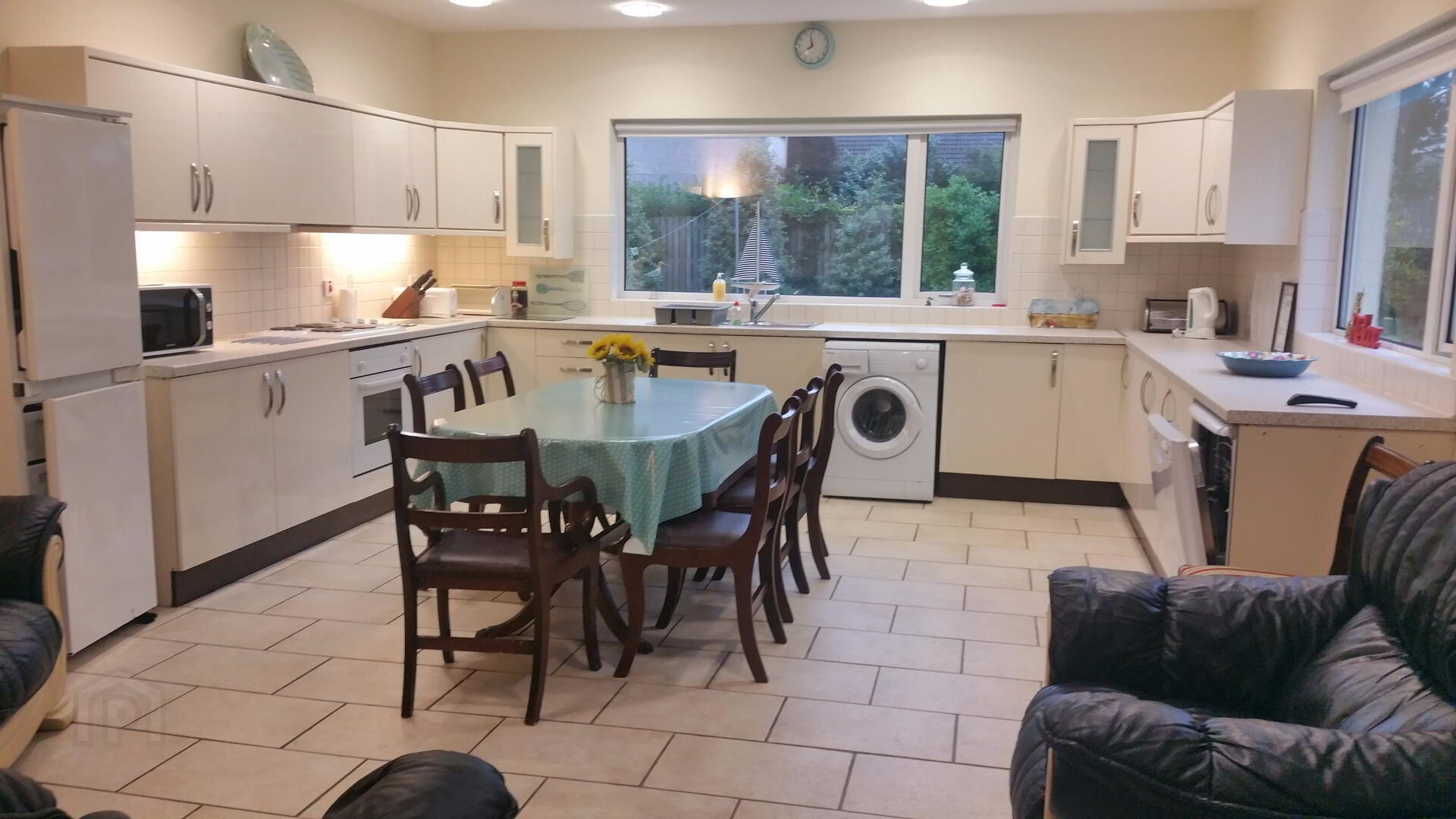 STUDENT LET, 2 Coachmans Court 4 of 16