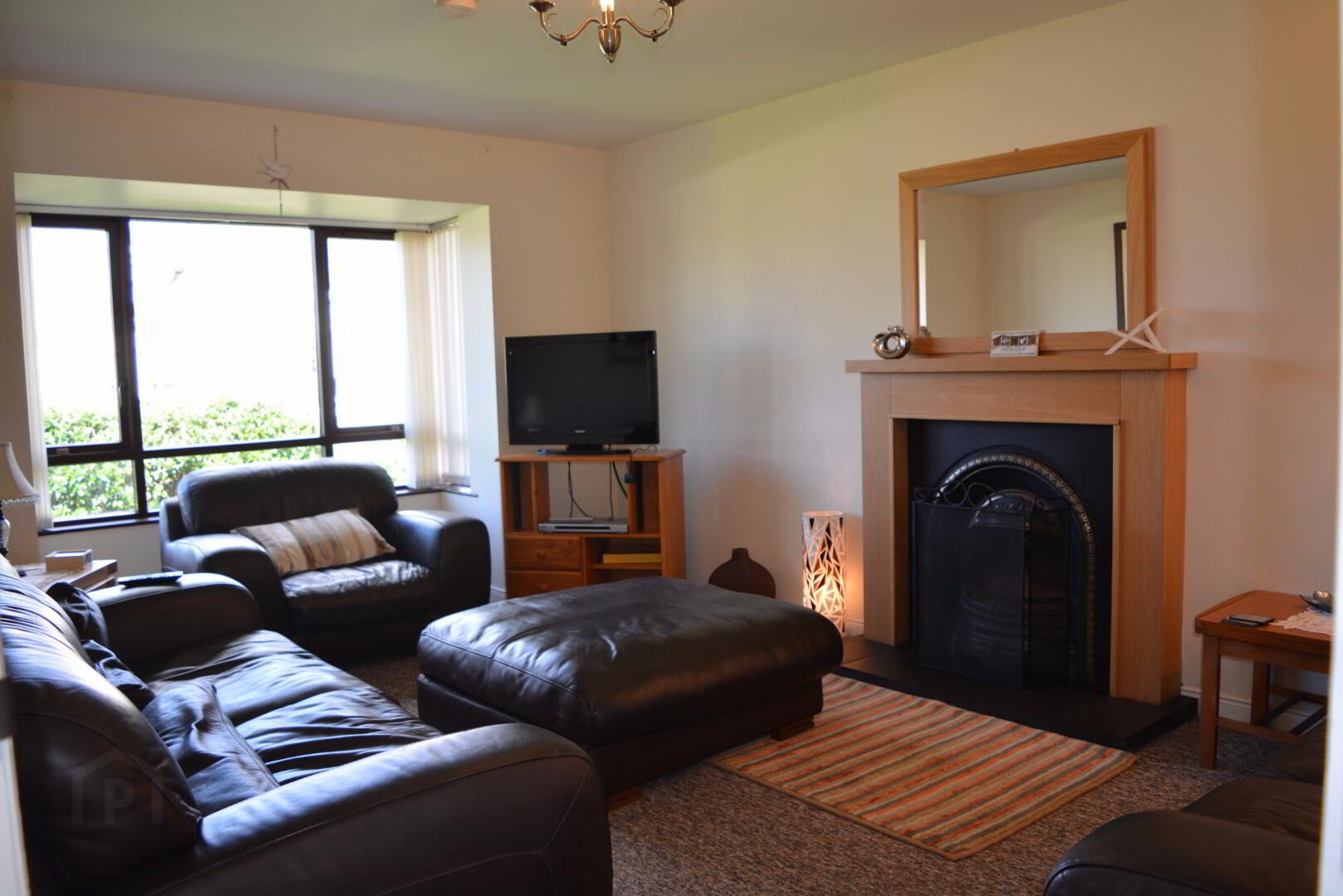 STUDENT LET, 2 Coachmans Court 7 of 16