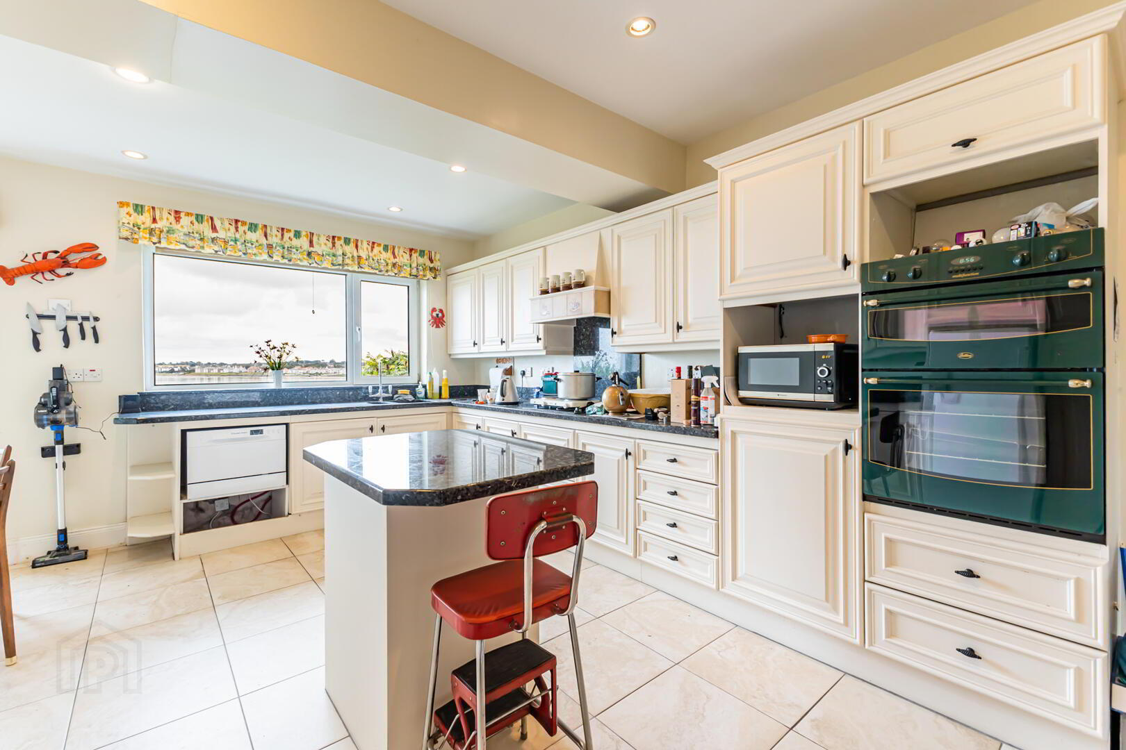 Kingsland House, 80 Ward Avenue 12 of 27