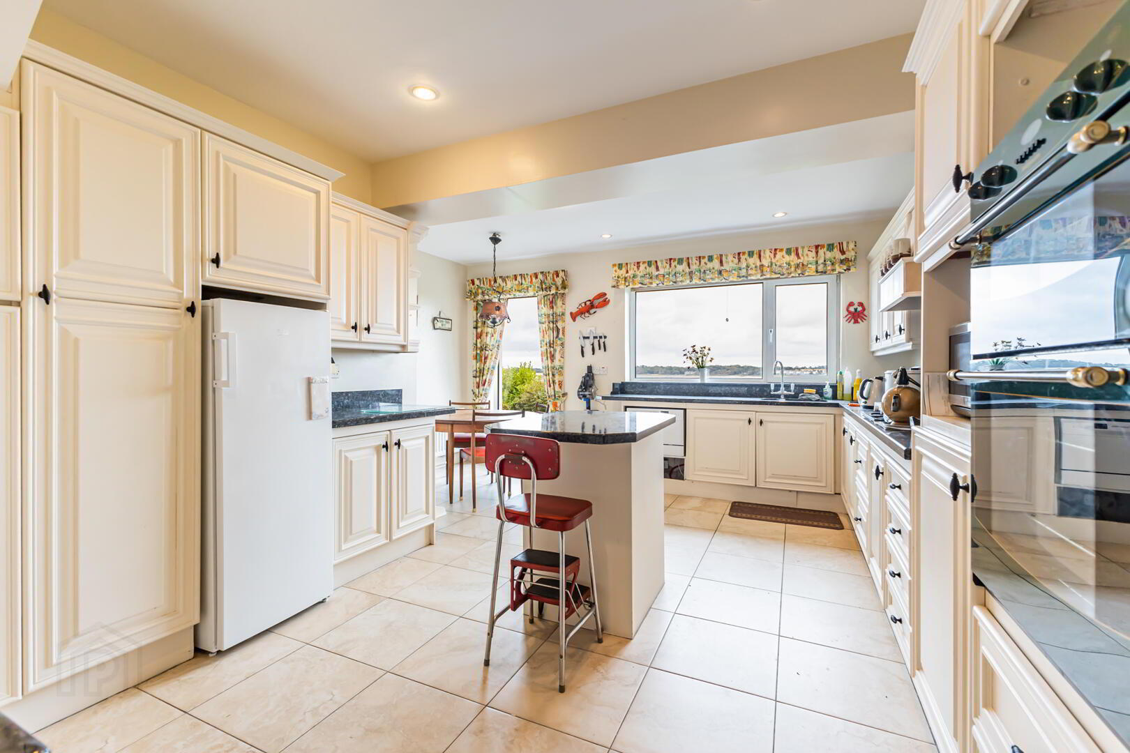 Kingsland House, 80 Ward Avenue 11 of 27
