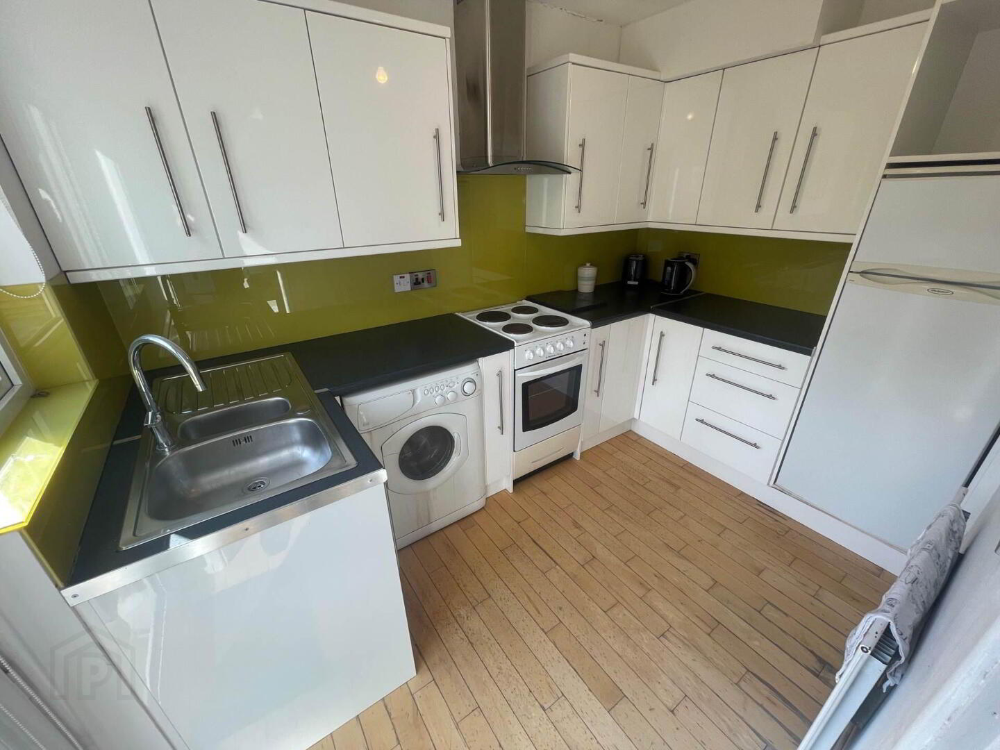 18 Beaufort Crescent 5 of 14