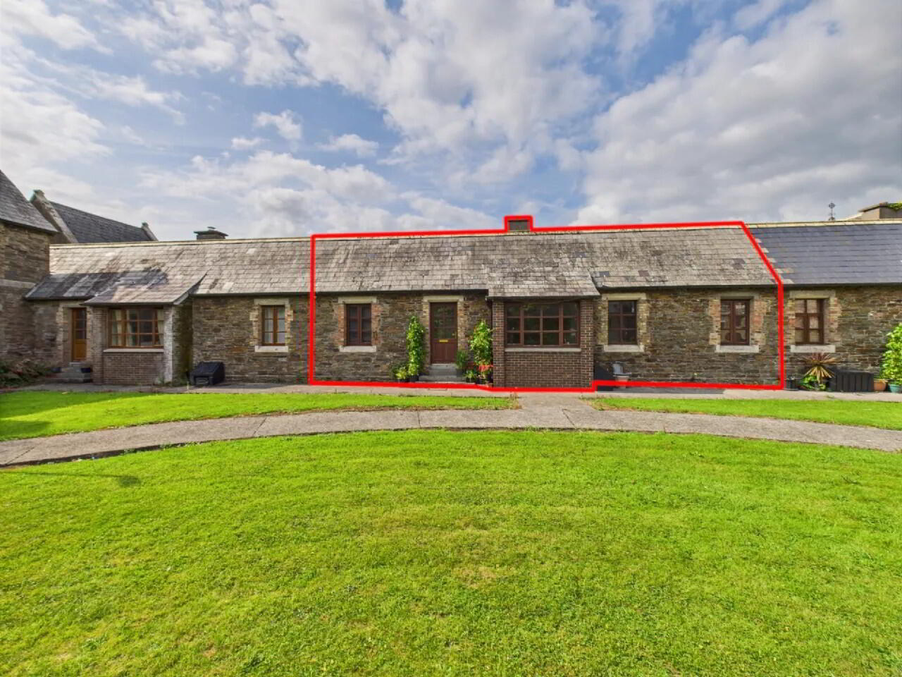 2 Manor Court 3 of 12