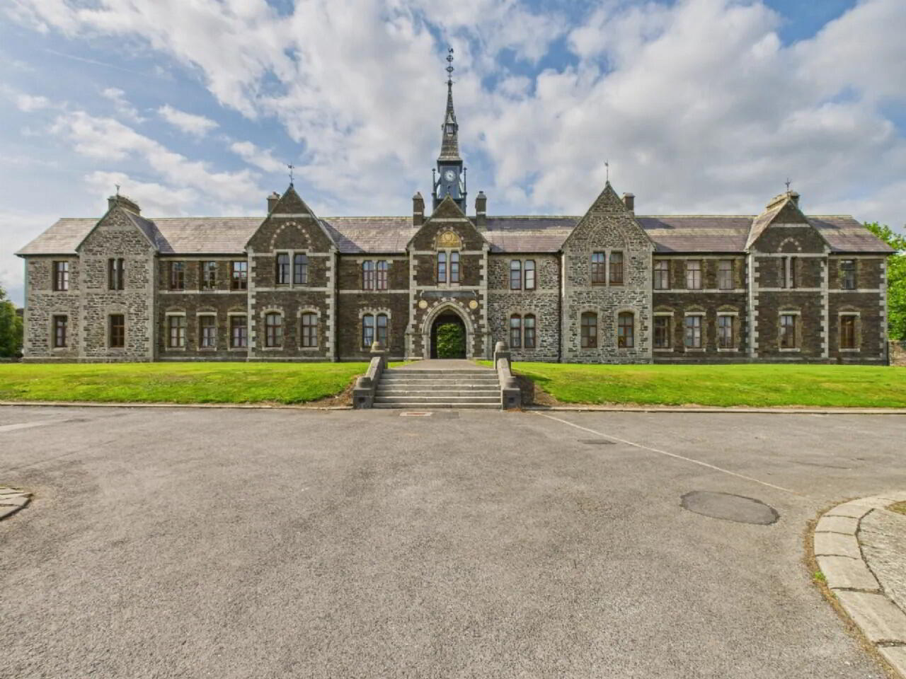 2 Manor Court 1 of 12