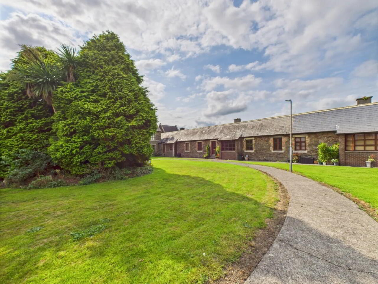 2 Manor Court 4 of 12