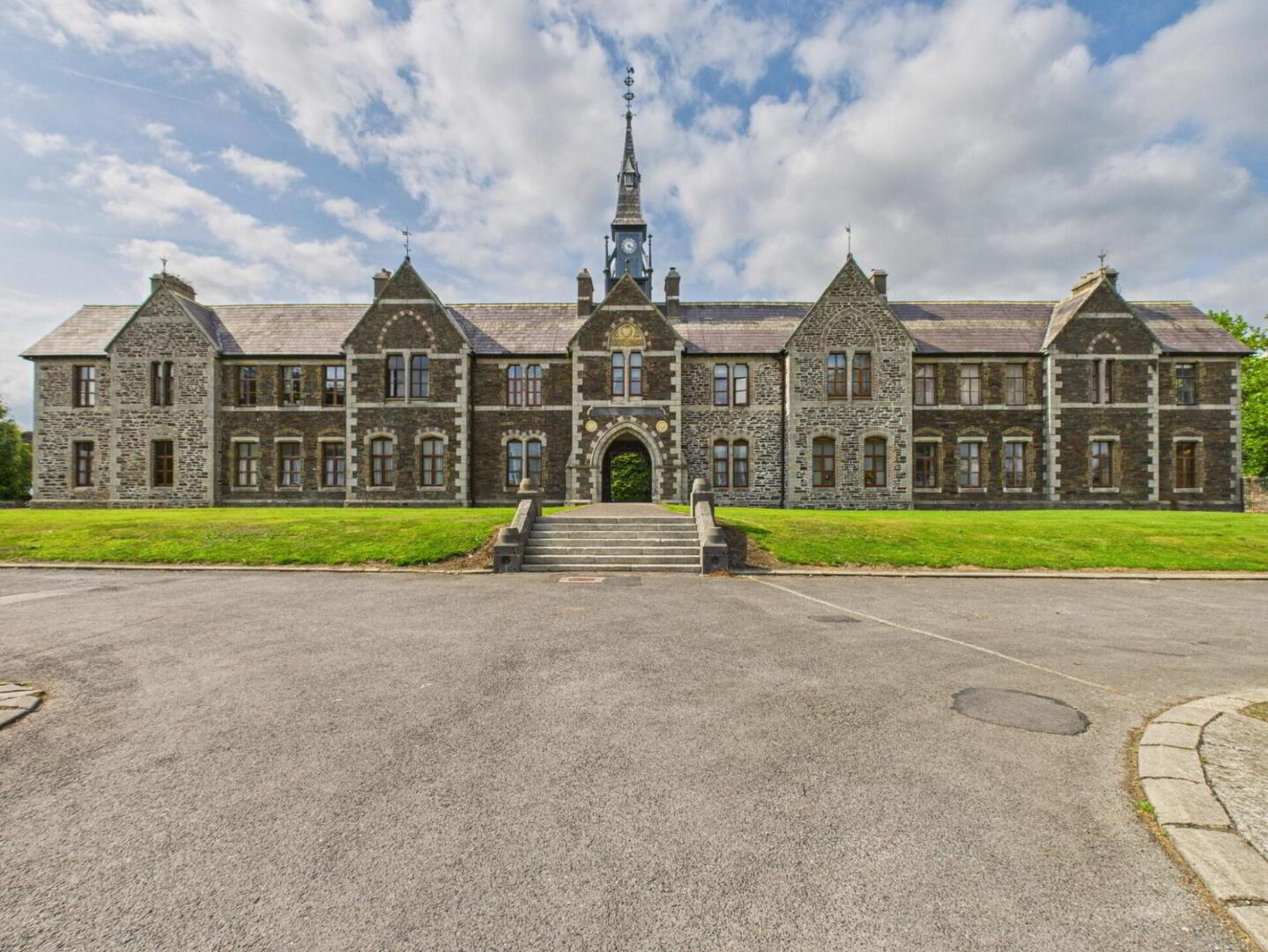 2 Manor Court 1 of 13