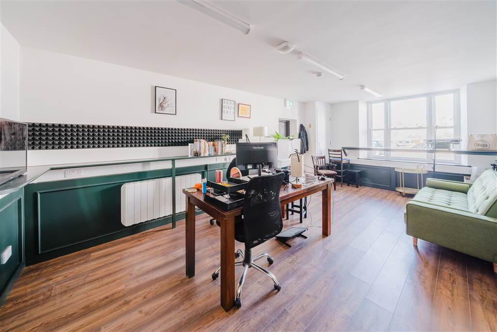 Old Railway Tavern Office & Apartment 3 of 20