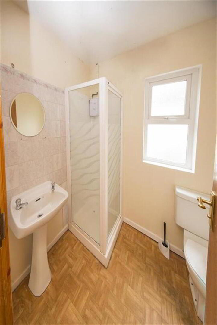 Room 1, 32 Wellesley Avenue 3 of 4