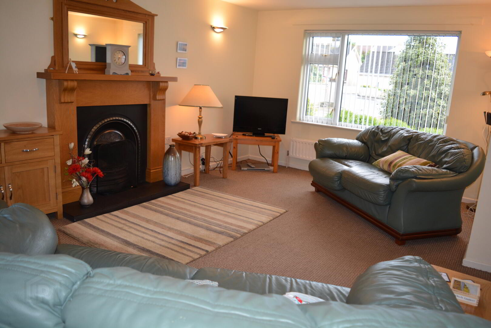 Female Only House Double Room, 47 Station Road 2 of 5