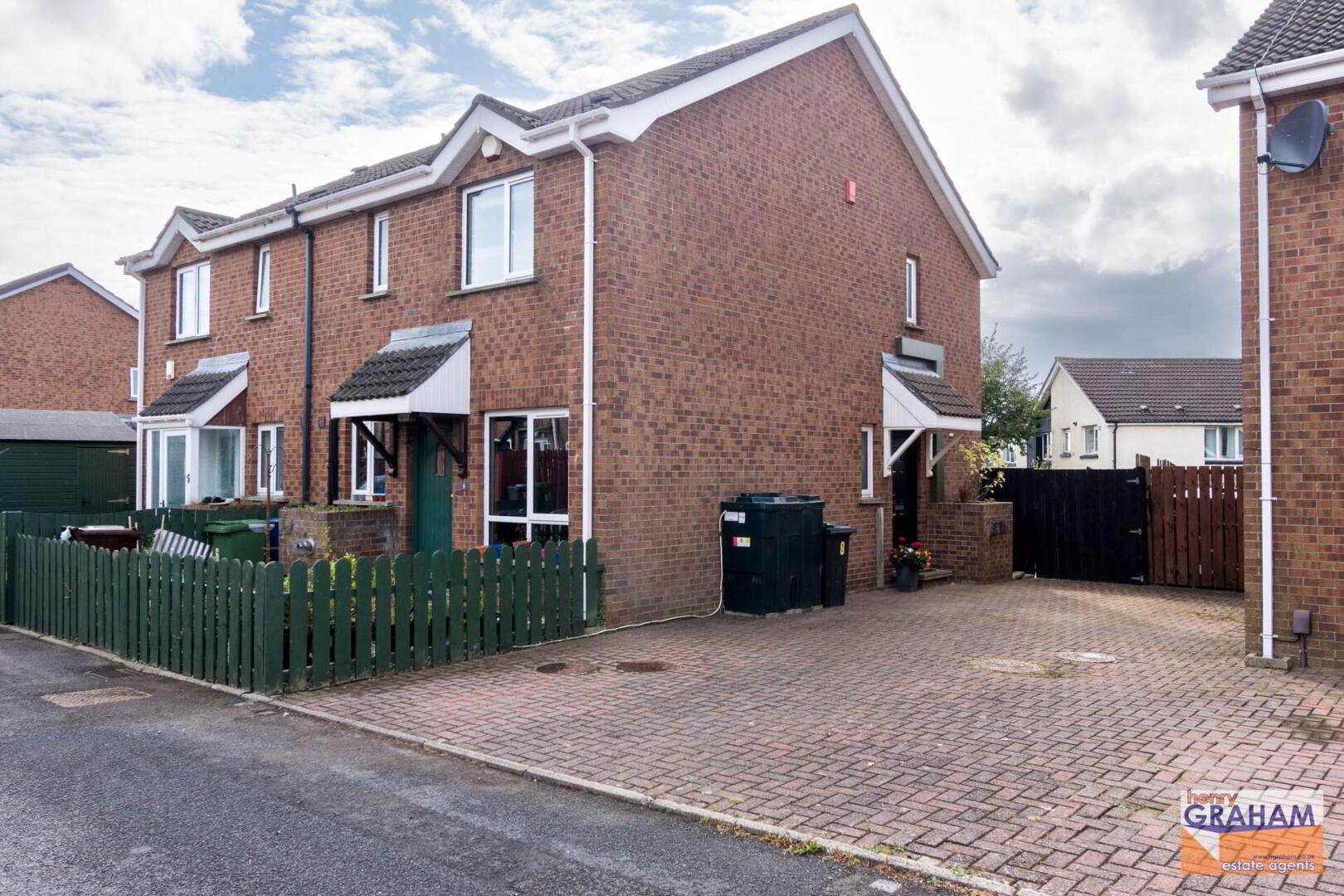8 Warren Grove 1 of 17