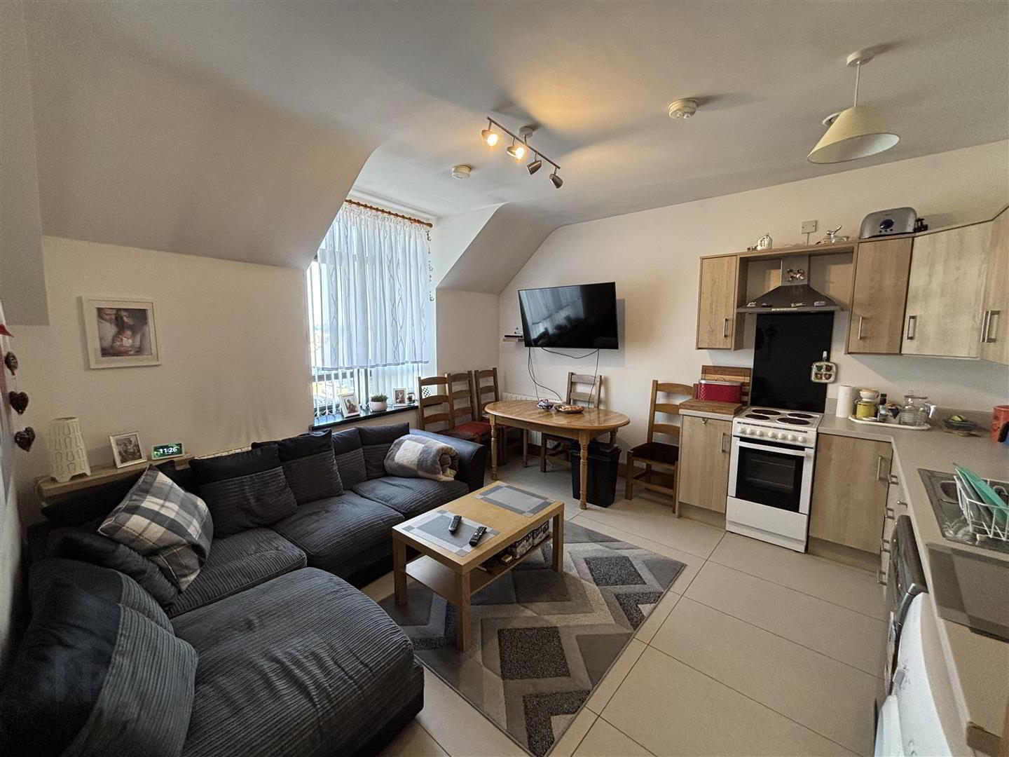 Flat 2, 44 Queen Street 3 of 8