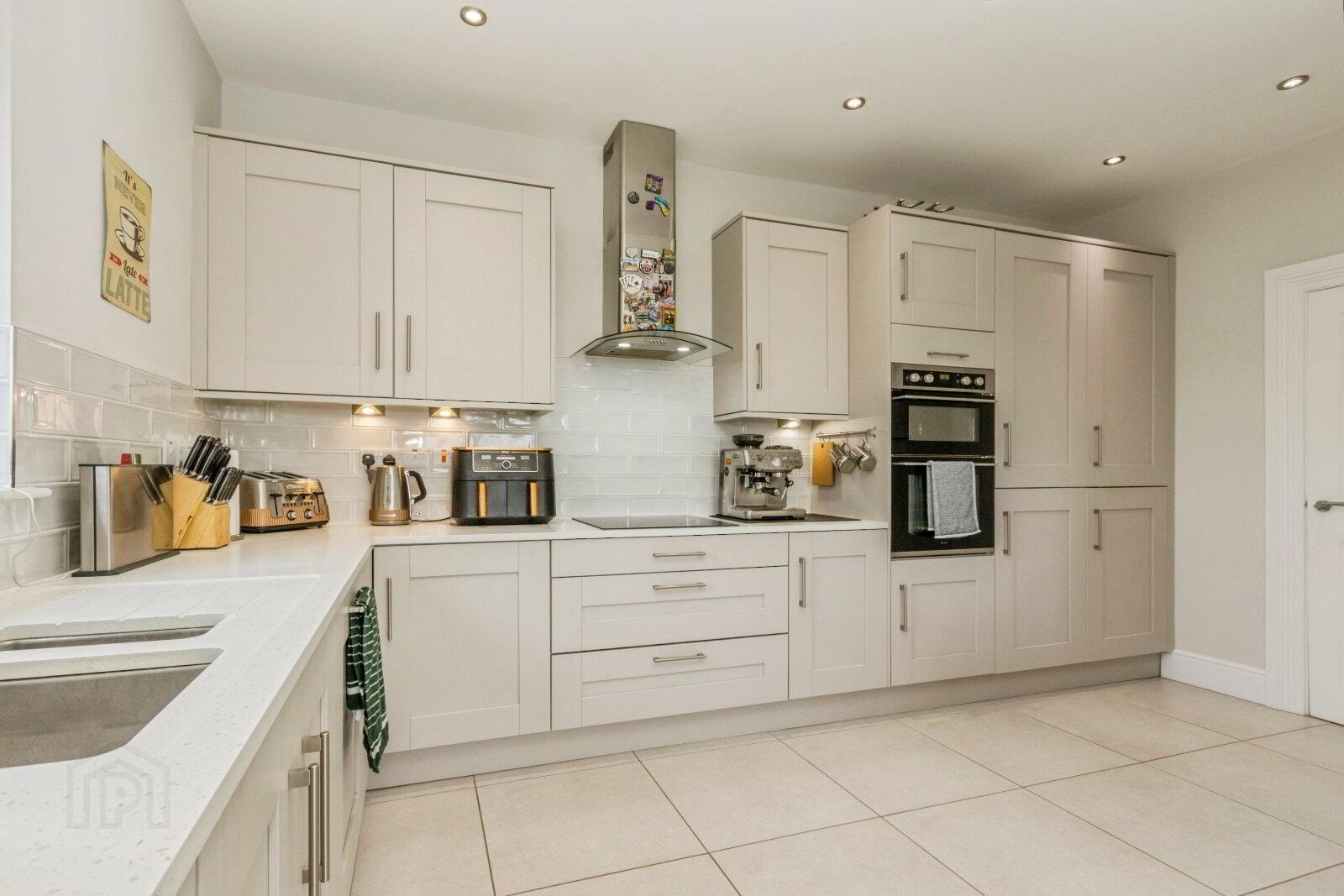 20 Fairfields Manor 8 of 19