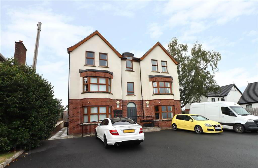 Apt 4, 58 Old Dundonald Road 1 of 10