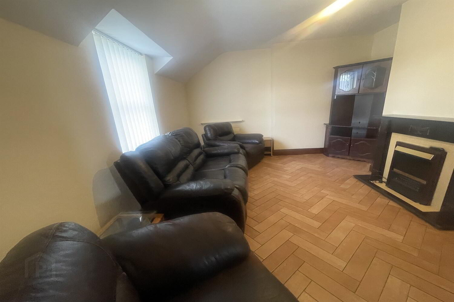 Flat 2, 63 Moore Street 3 of 8