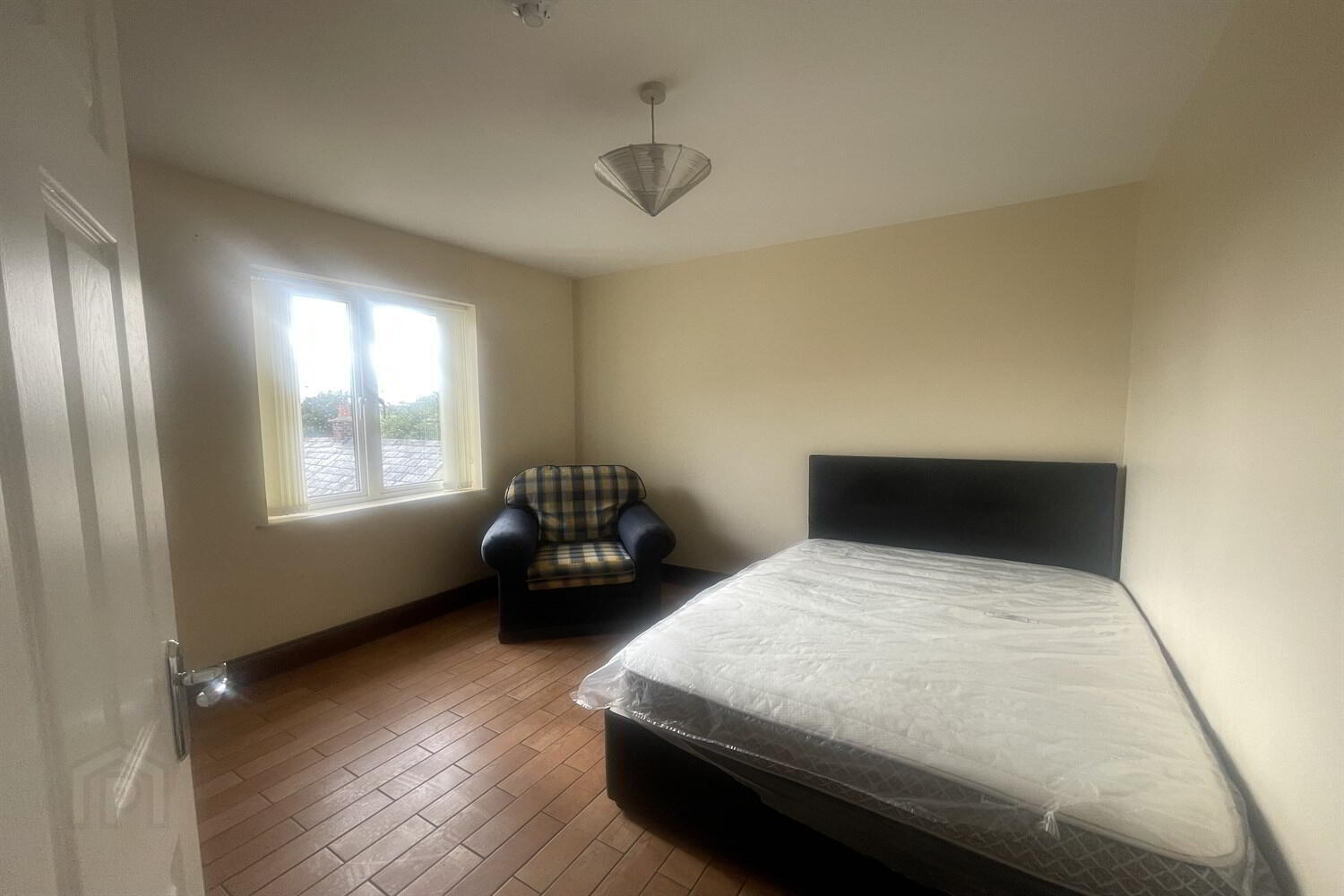 Flat 2, 63 Moore Street 6 of 8