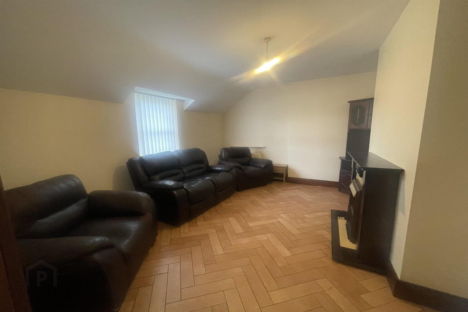 Flat 2, 63 Moore Street 1 of 8