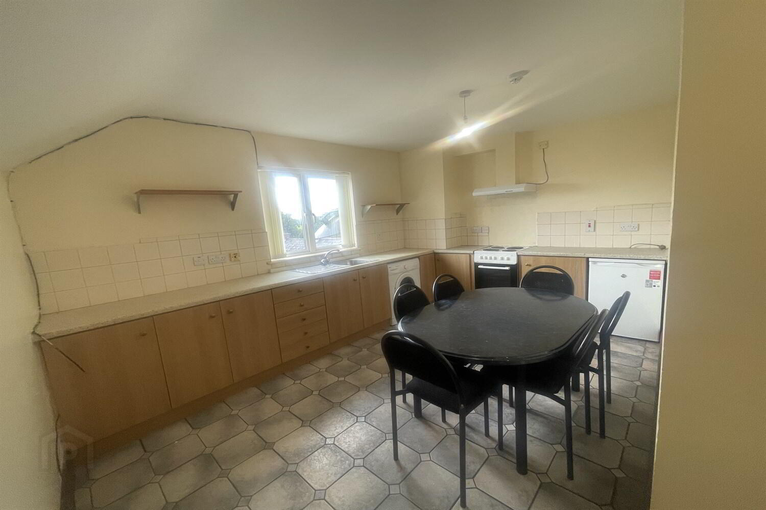 Flat 2, 63 Moore Street 4 of 8