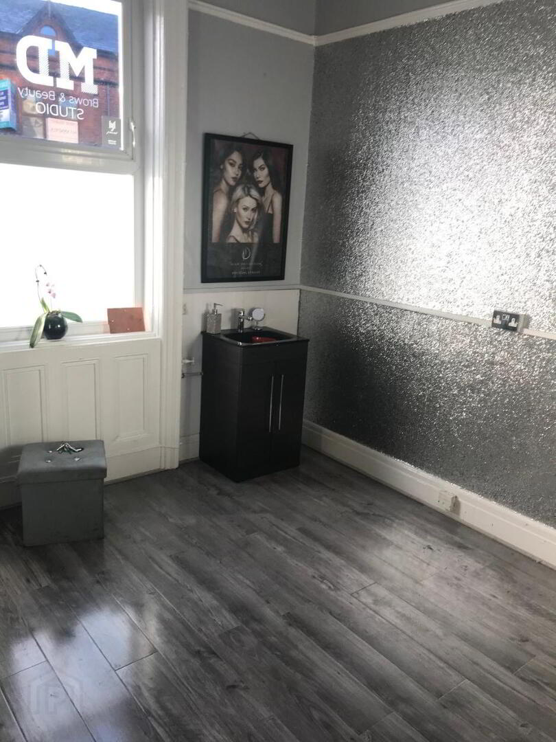 Room 3, 126 Bloomfield Avenue 2 of 3