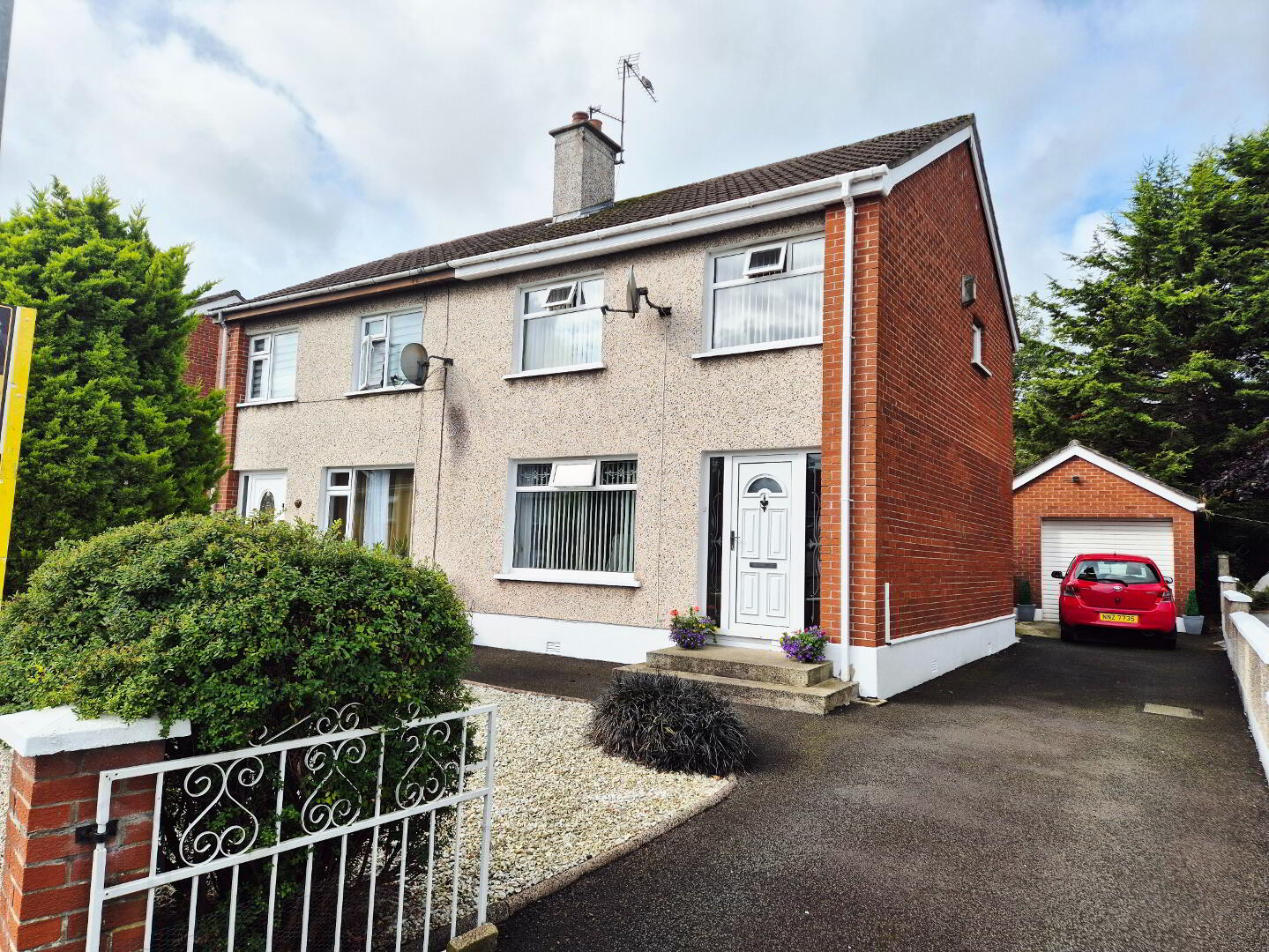 18 Hillview Park 1 of 17