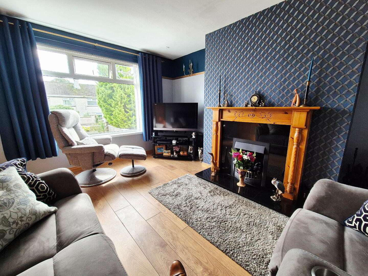 18 Hillview Park 3 of 17
