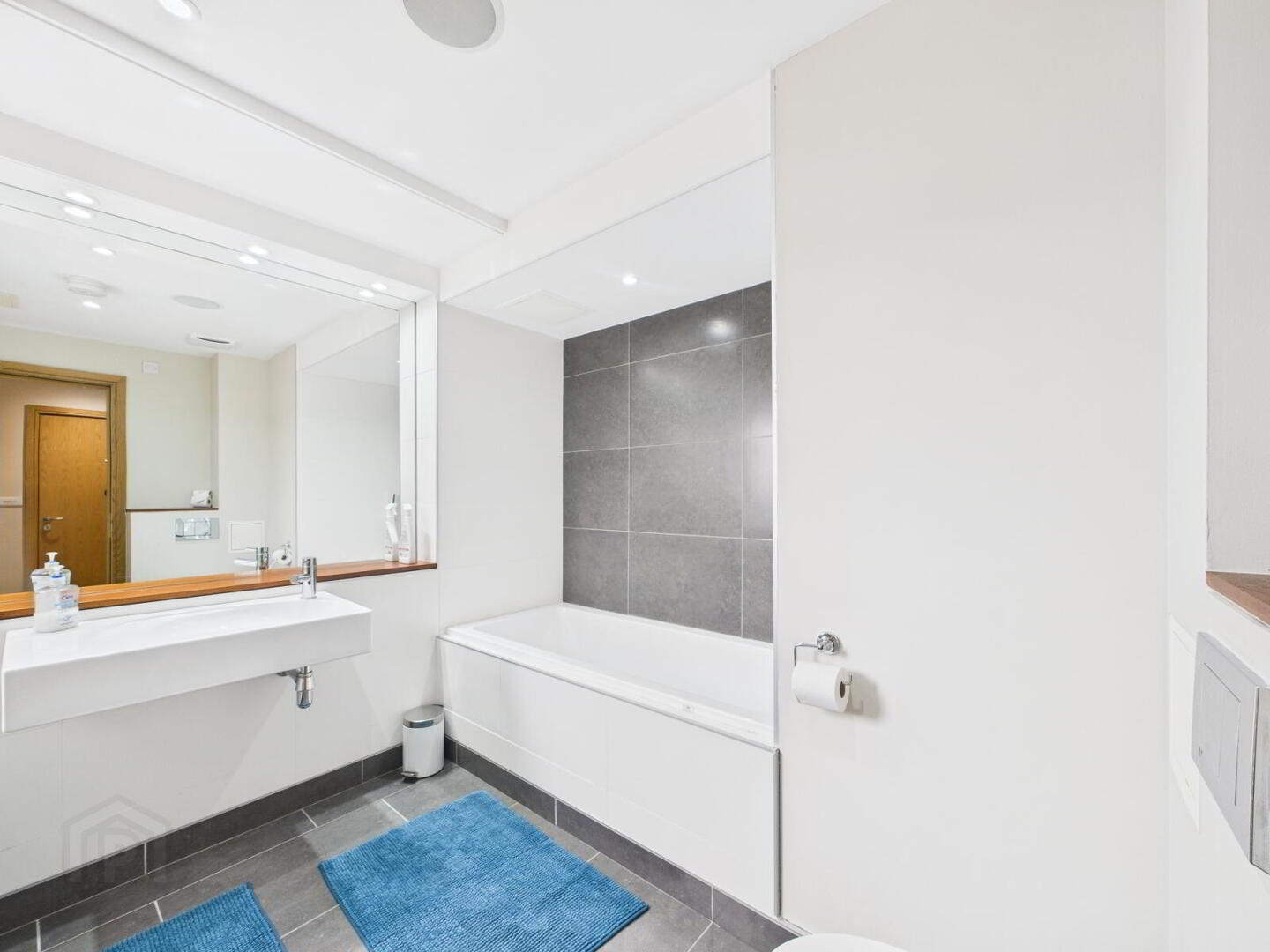 Apartment 12.1 The Boat 47 Queens Square 16 of 22