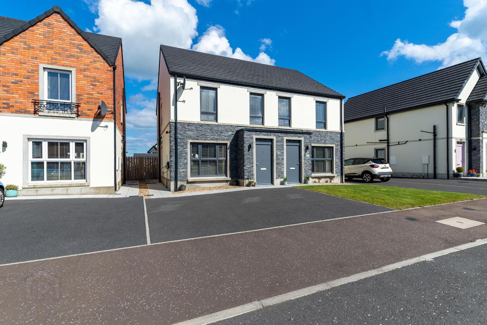 7 Rocklyn Mews 2 of 37