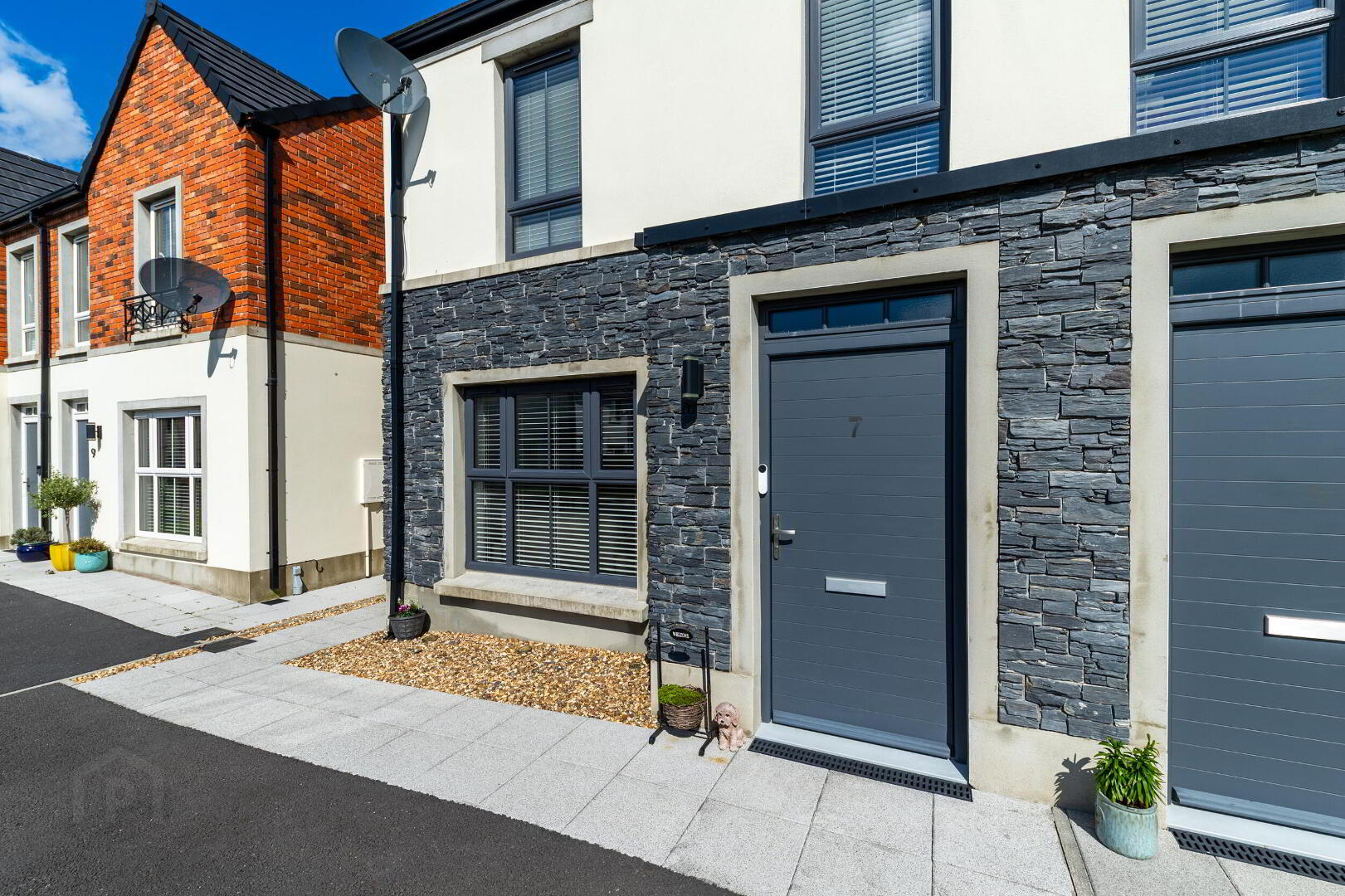 7 Rocklyn Mews 3 of 37