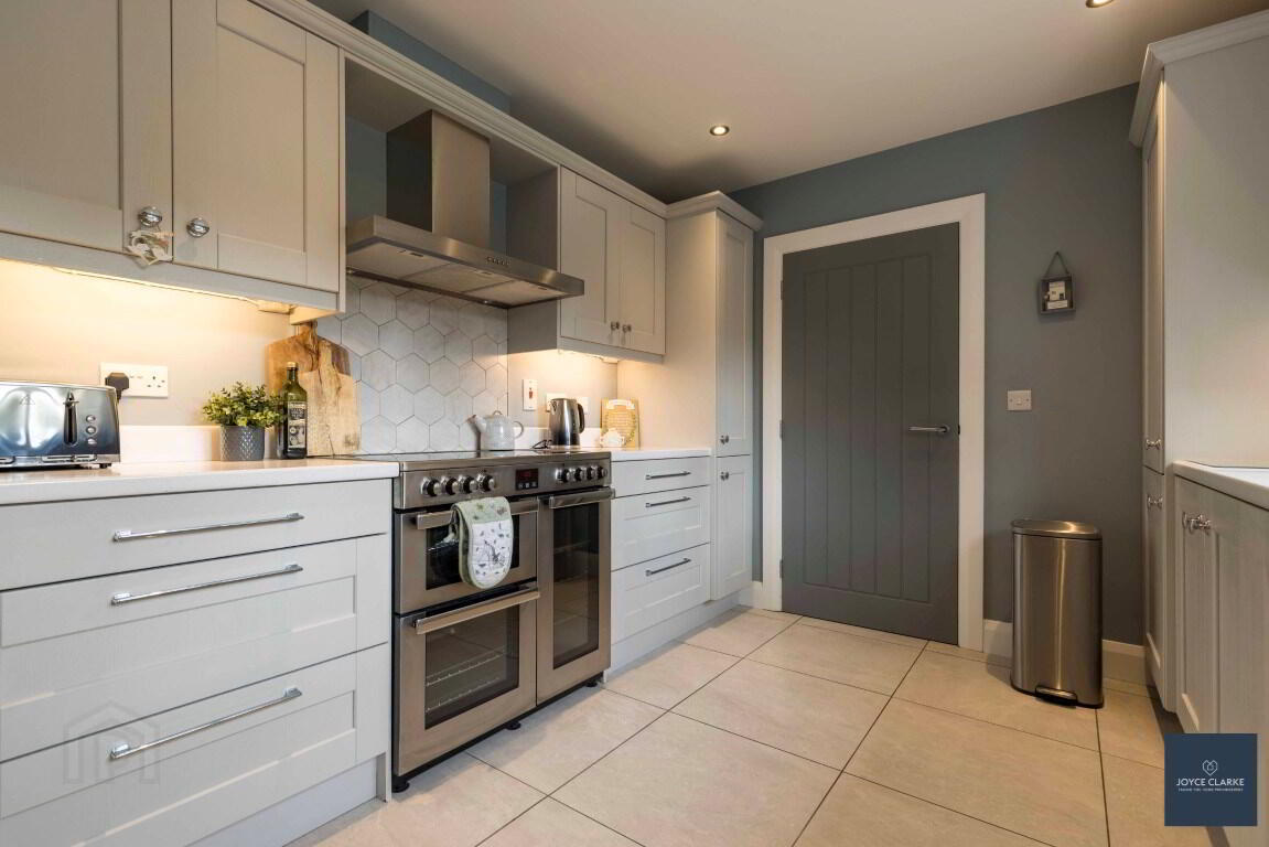10 Laurelvale Grove 14 of 49