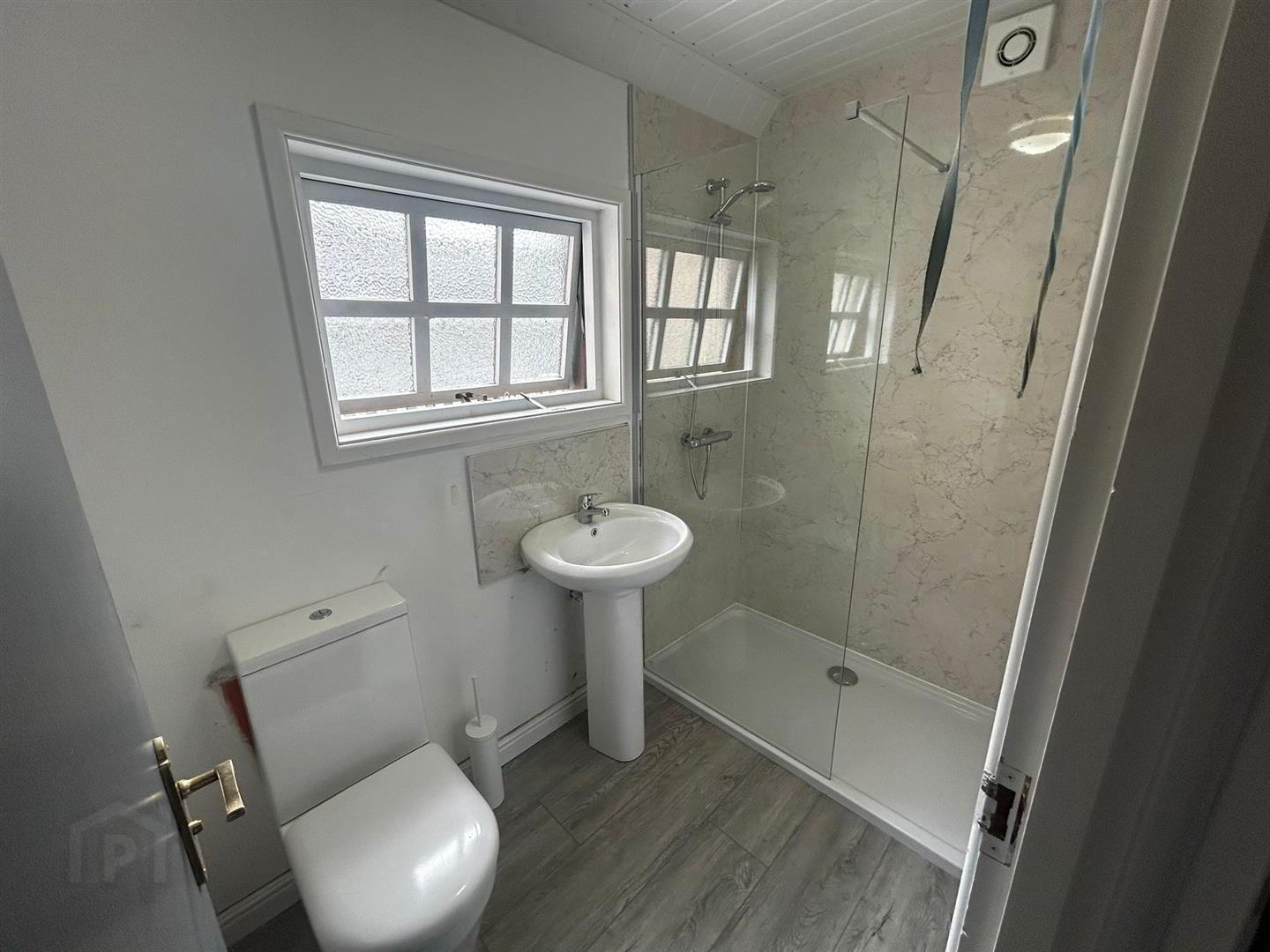 Flat 2, 102 Wellesley Avenue 7 of 8