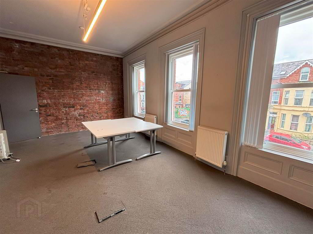 169 University Street Office 4 3 of 6