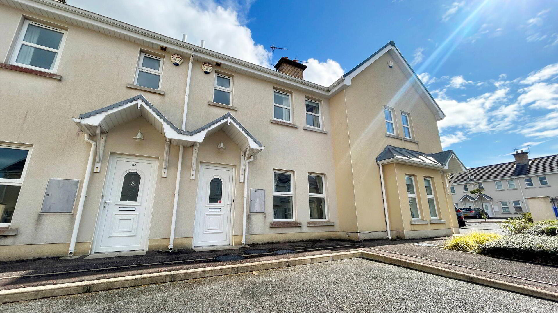32 Castle Walk Mews 1 of 14