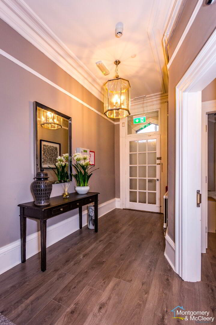 Room 4, 34 Northland Road 3 of 11