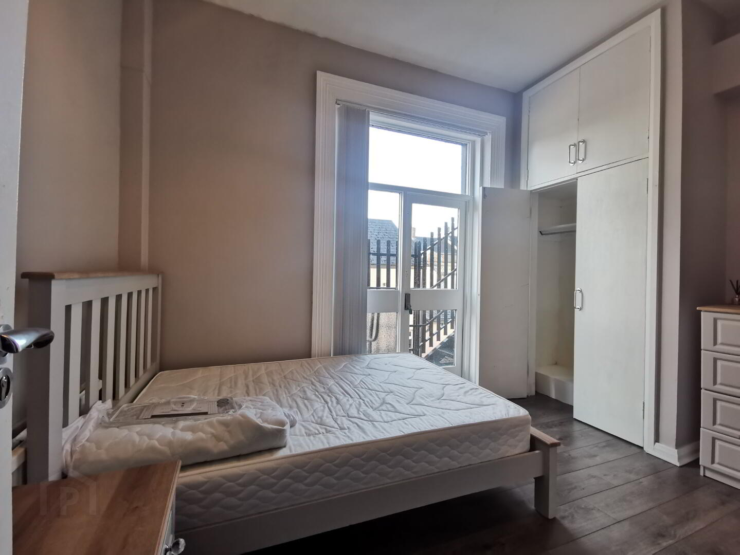 Room 4, 34 Northland Road 4 of 11