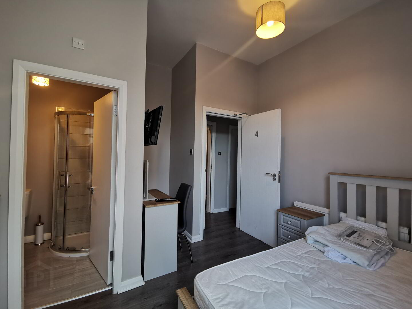 Room 4, 34 Northland Road 5 of 11