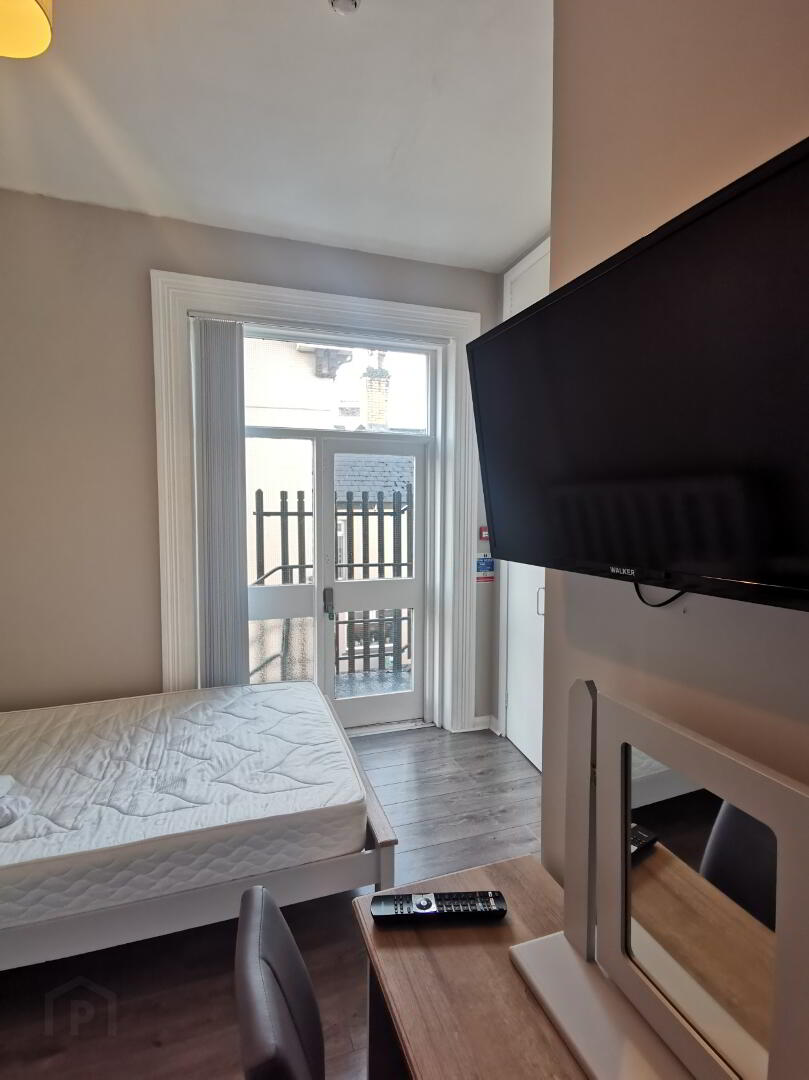 Room 4, 34 Northland Road 6 of 11