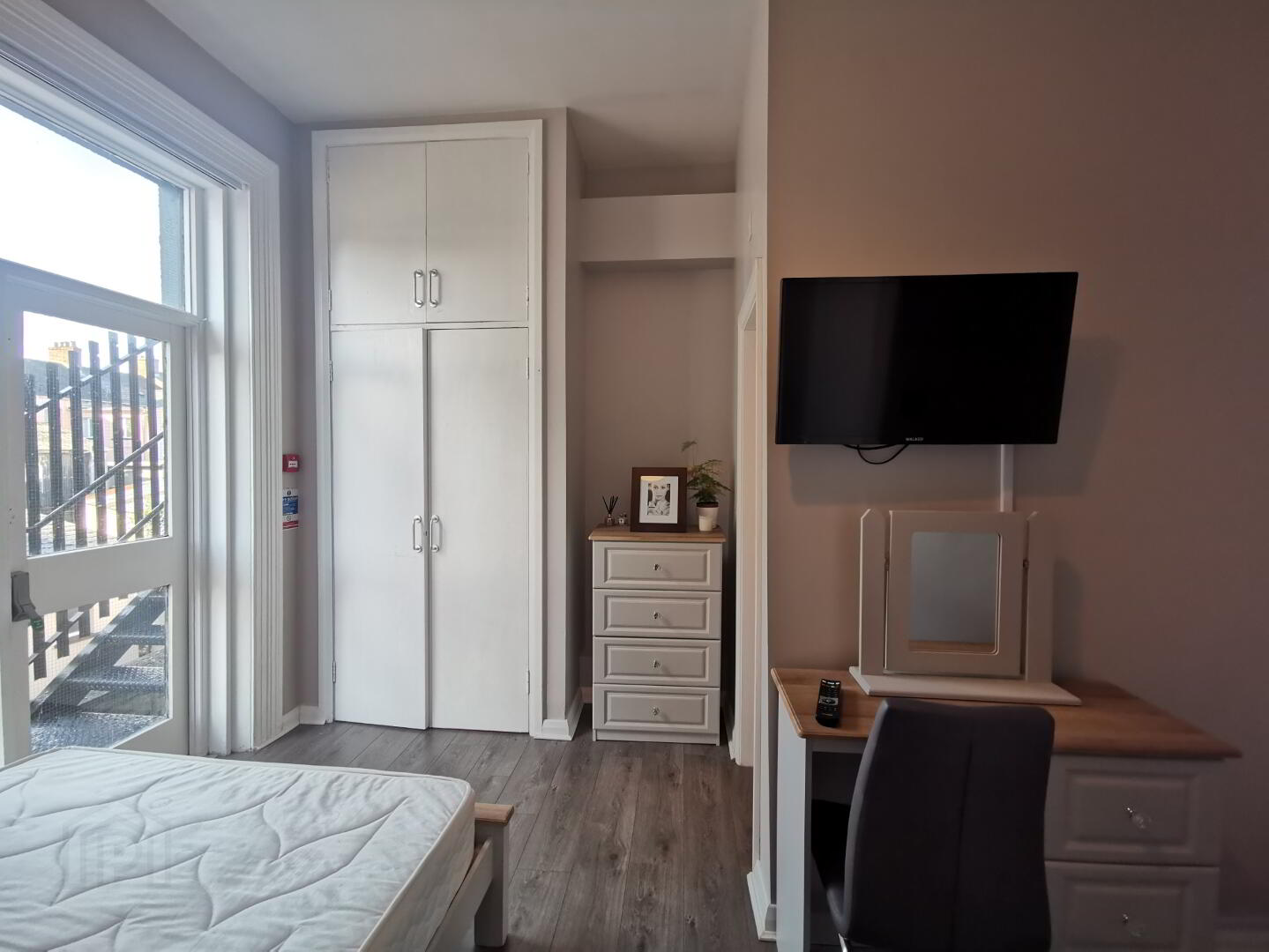 Room 4, 34 Northland Road 7 of 11