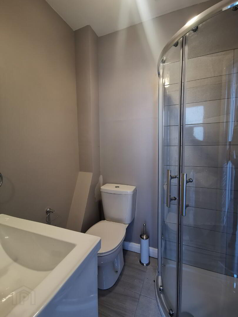Room 4, 34 Northland Road 8 of 11