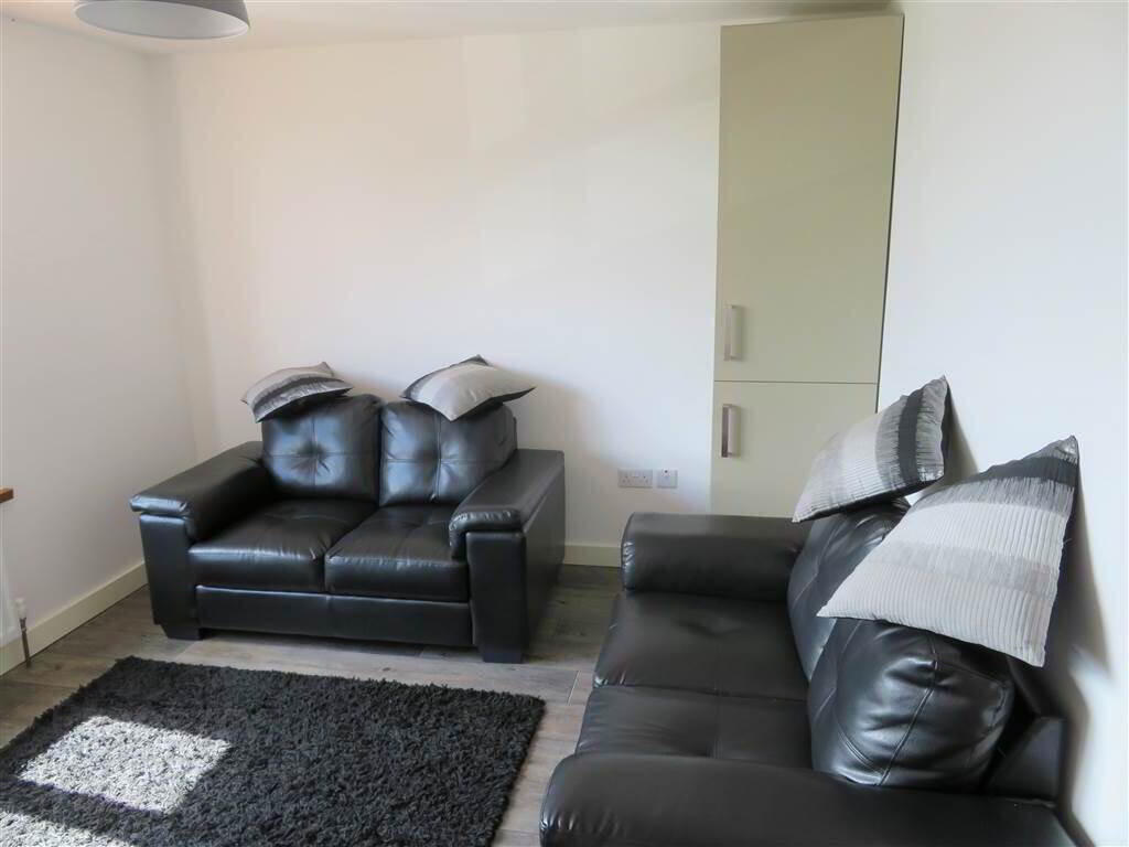 Apt 7, 161 Glen Road 4 of 8