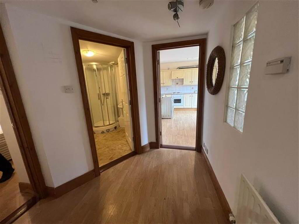 Apt6, 89 Eglantine Avenue 2 of 7