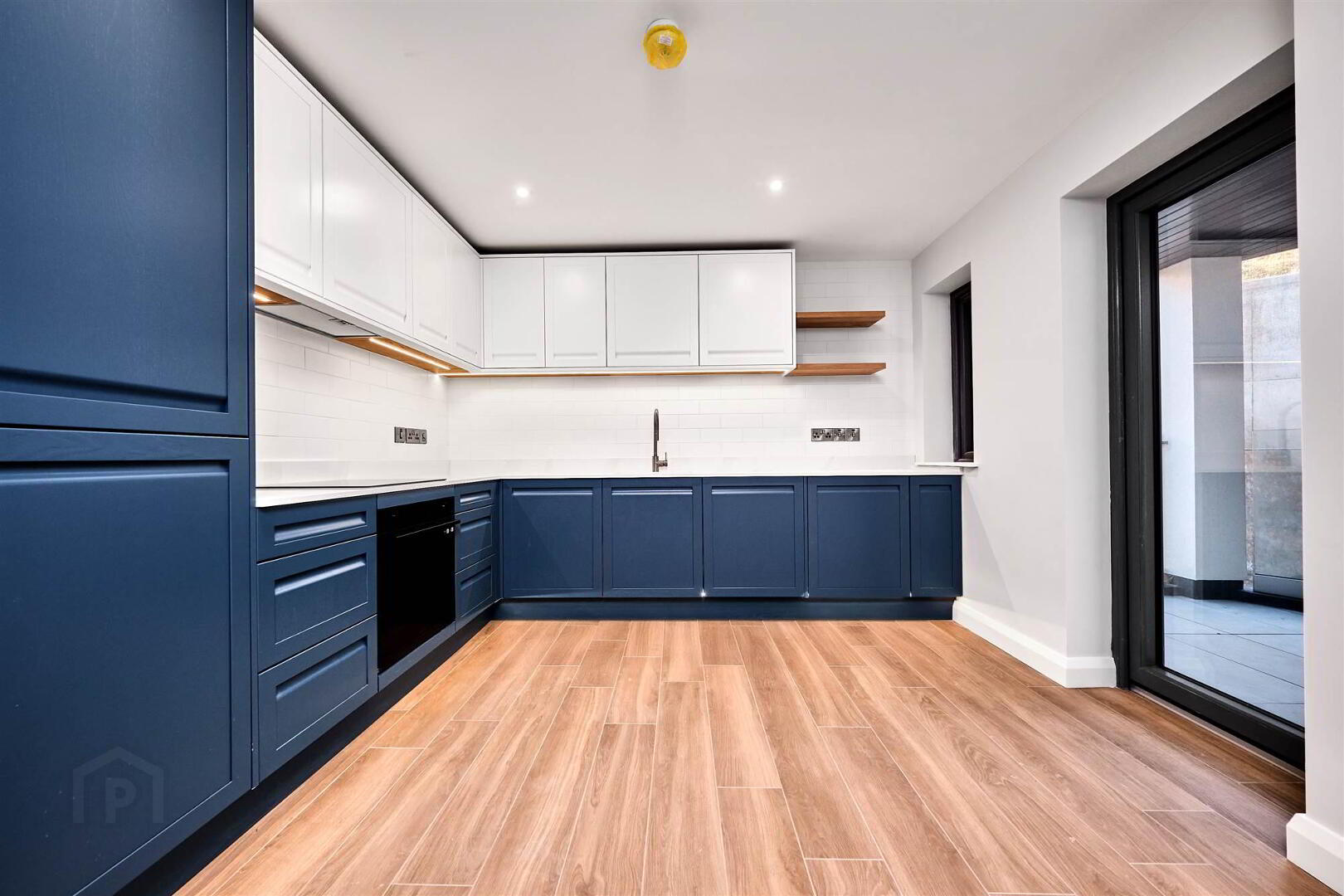 Apartment 1 17 The Promenade 6 of 19