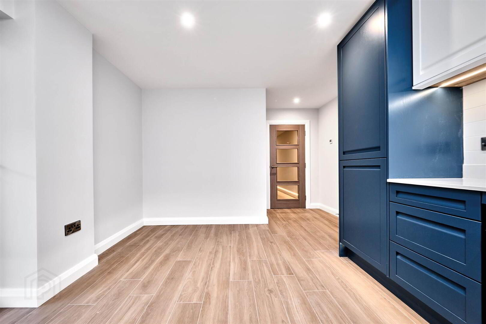 Apartment 1 17 The Promenade 8 of 19