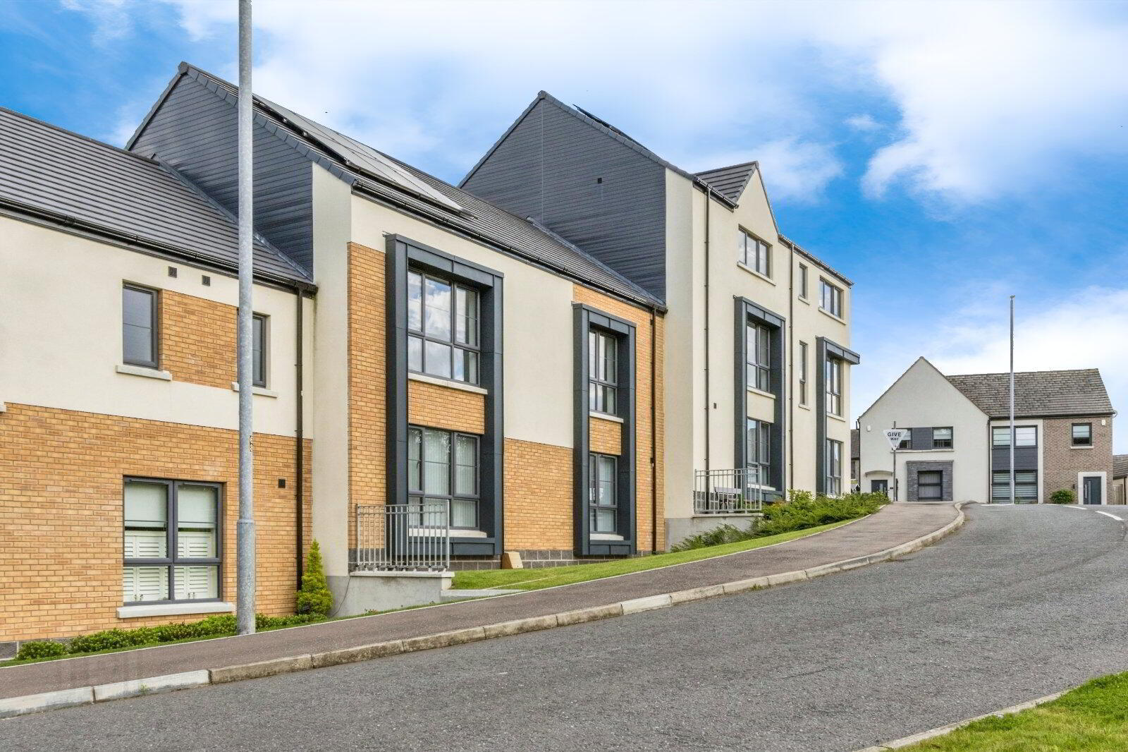 6 Fairfields Mews 1 of 18