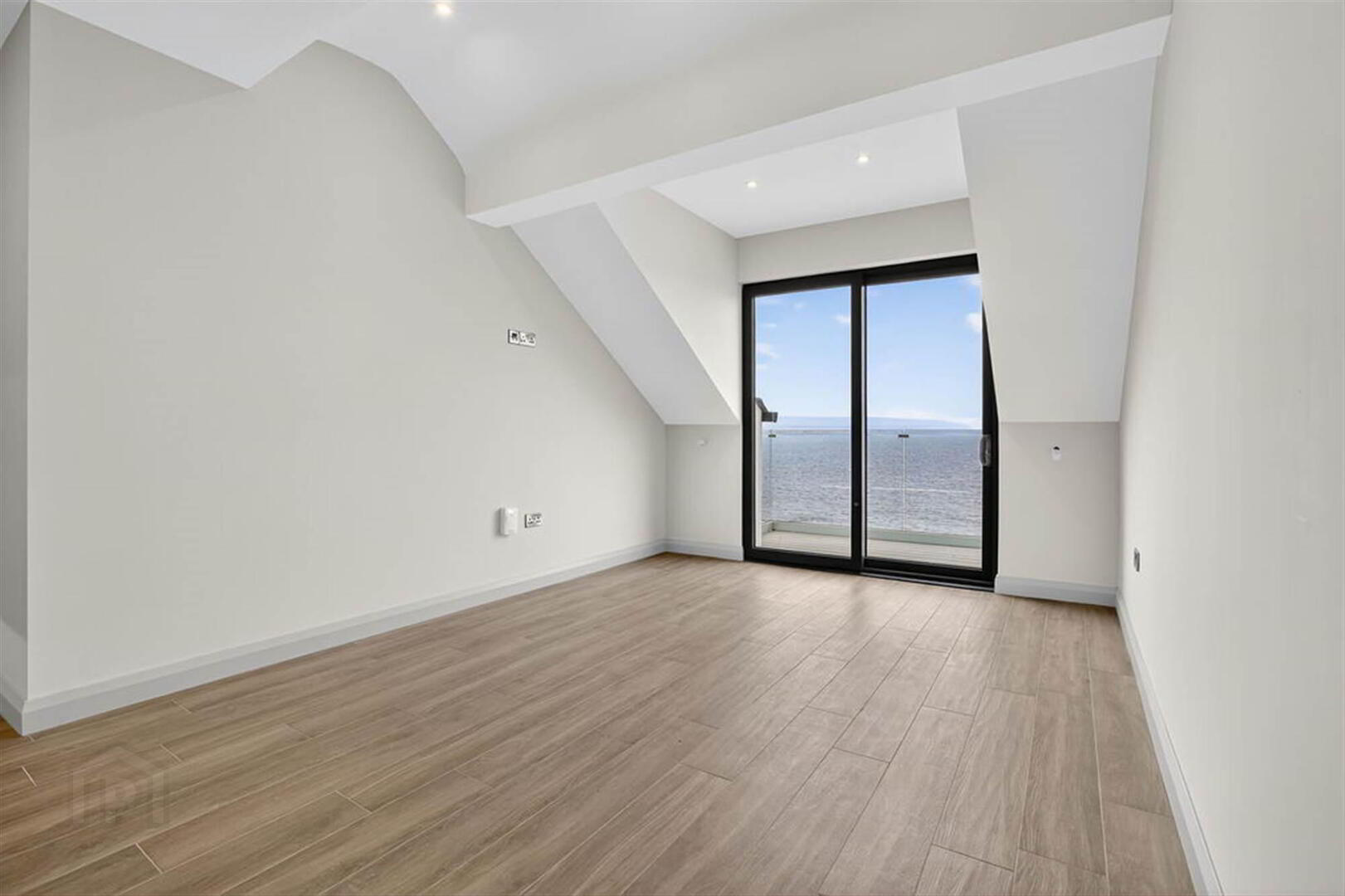 Apartment 6 17 The Promenade 14 of 37