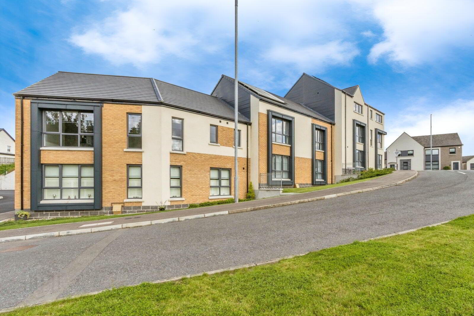 8 Fairfields Mews 1 of 16