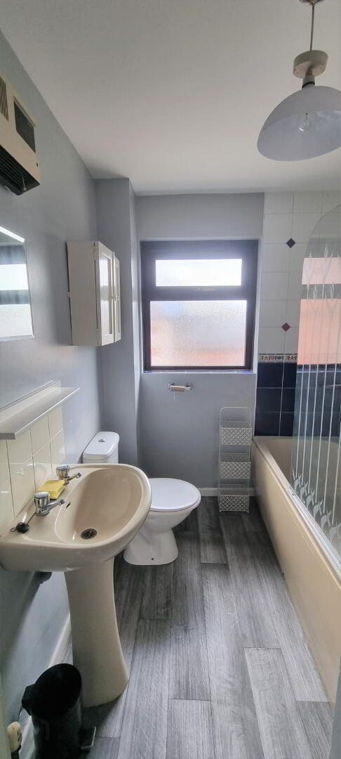 Apt 5 82a South Parade 4 of 6