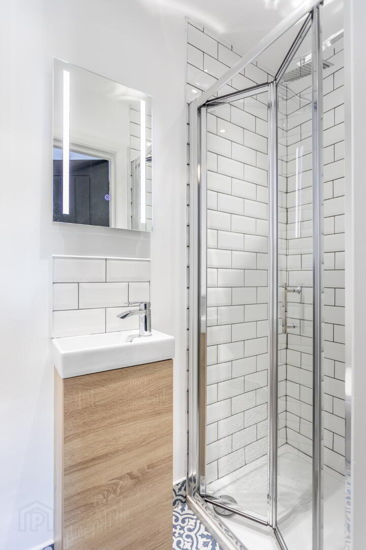 Room 5, 9 Frank Street 8 of 24