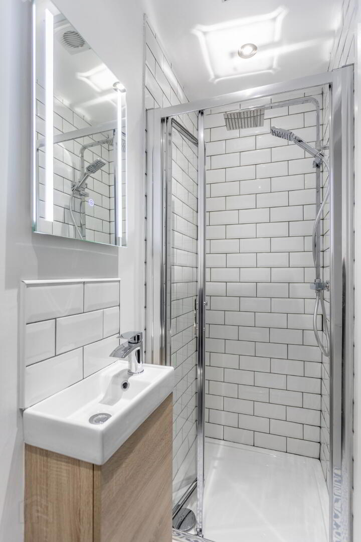 Room 5, 9 Frank Street 9 of 24